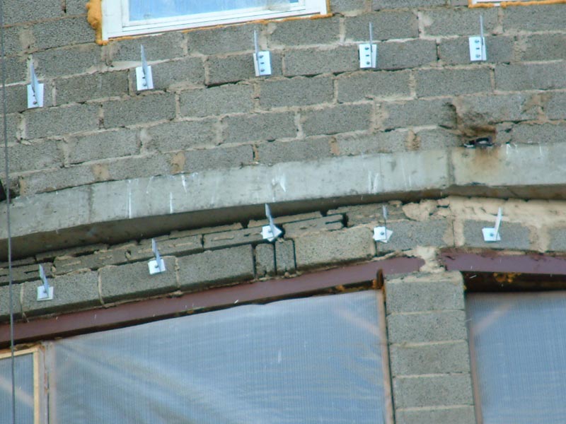 Качество стенового заполнения в надоконной зоне не позволяет надёжно закрепить кронштейны навесной фасадной системы